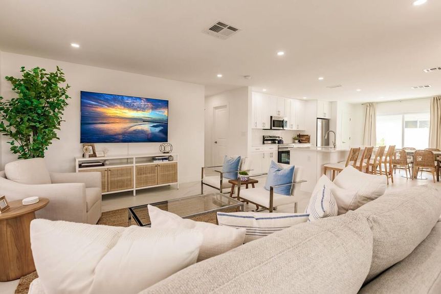 762-97th-livingroom-1