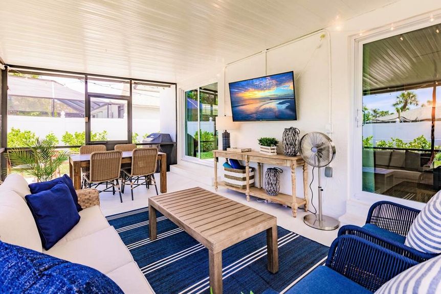 762-97th-livingroom-3