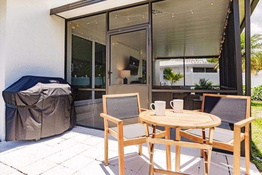 762-97th-sittingarea-3