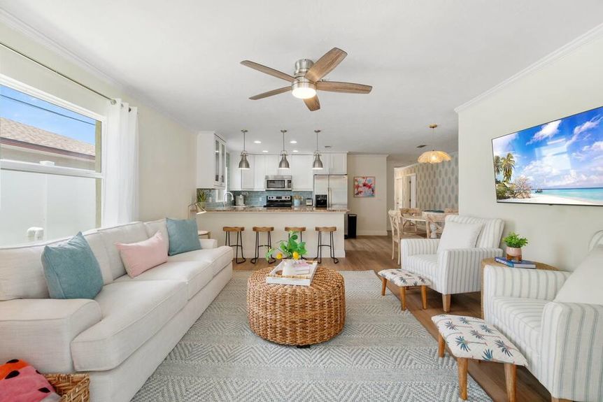 826-95th-livingroom-1