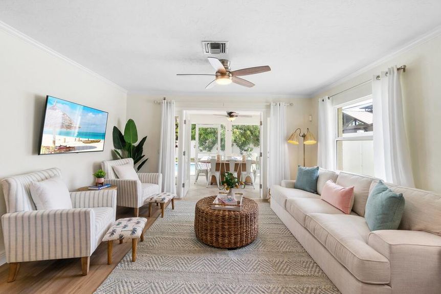 826-95th-livingroom-2