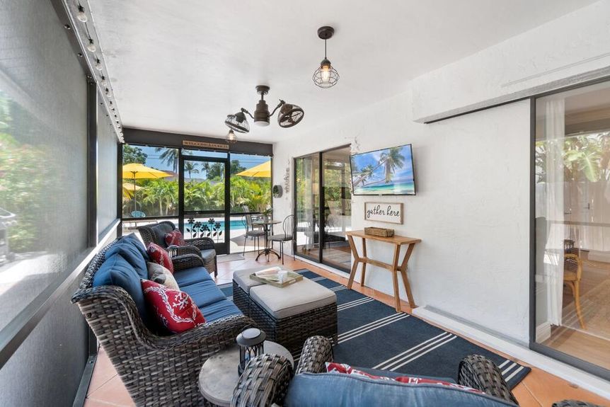 858-95th-livingroom-1