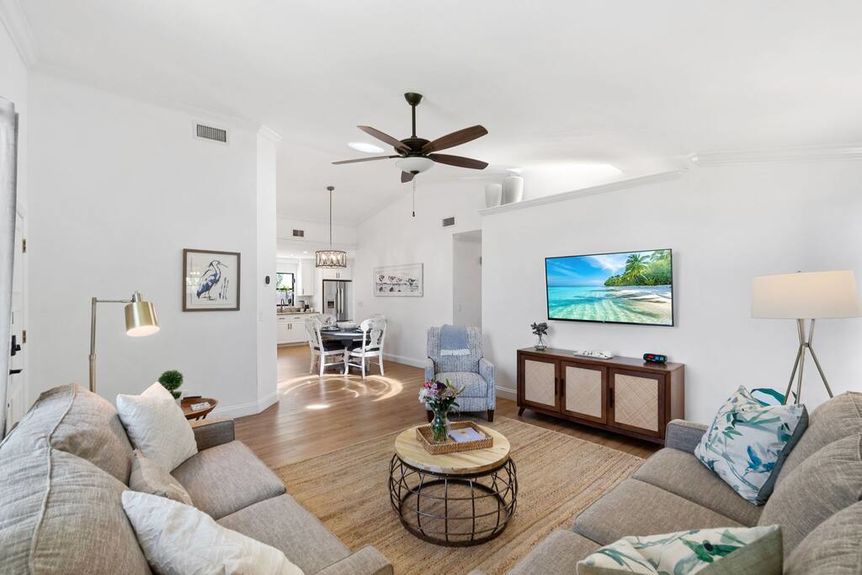 858-95th-livingroom-2