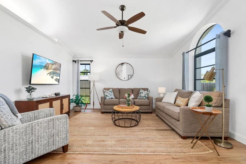 858-95th-livingroom-3