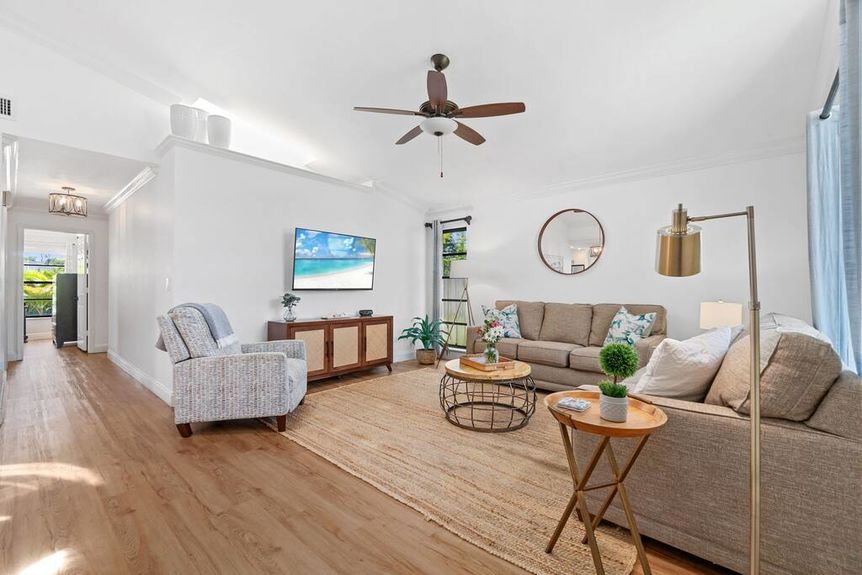 858-95th-livingroom-4