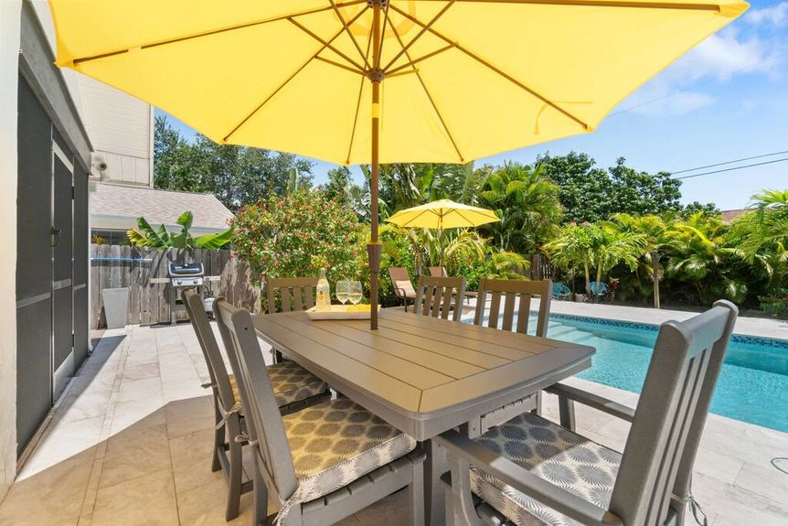 858-95th-sittingarea-1