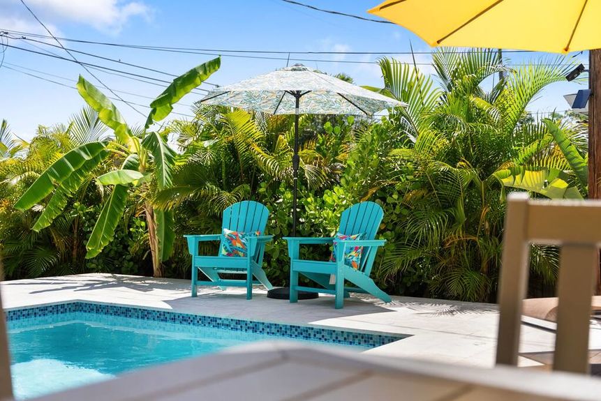 858-95th-sittingarea-2