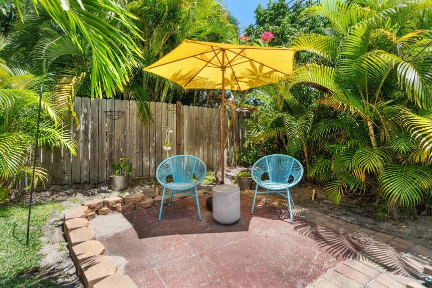 858-95th-sittingarea-3