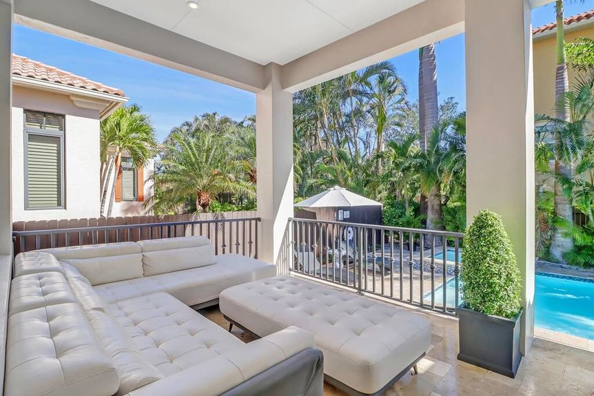 9320-vanderbilt-balcony