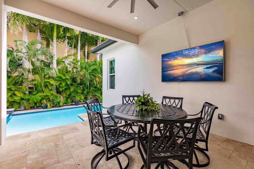 9320-vanderbilt-poolside