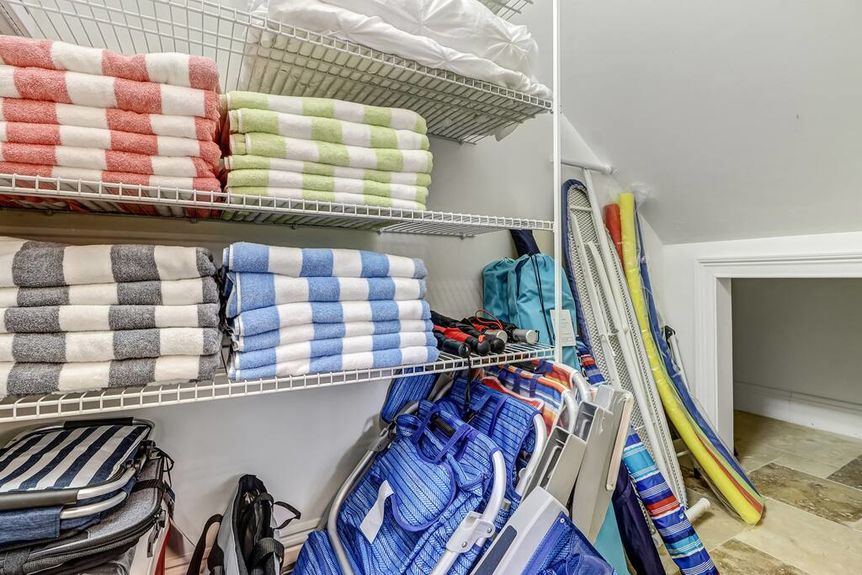 9320-vanderbilt-closet