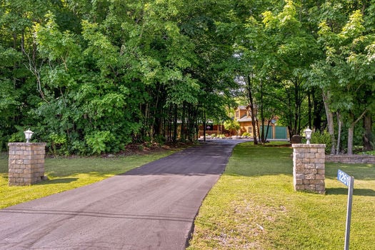 1261GouverneurDr-17