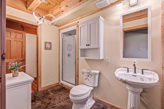 1261GouverneurDr-53