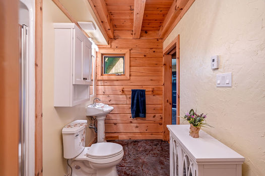 1261GouverneurDr-54