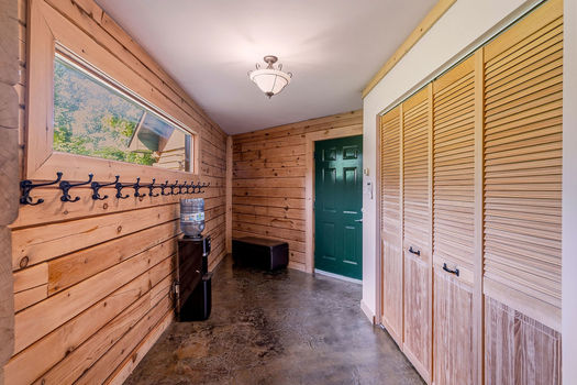1261GouverneurDr-60