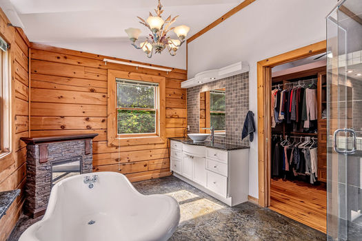 1261GouverneurDr-79