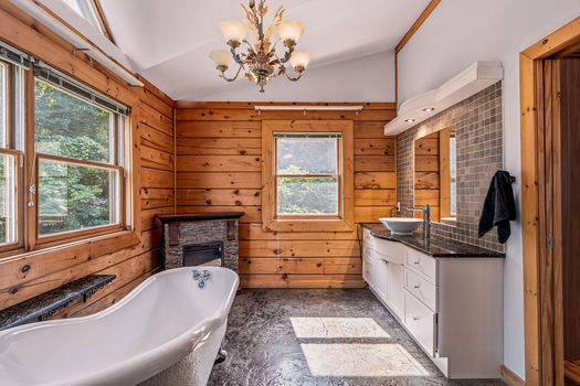 1261GouverneurDr-80