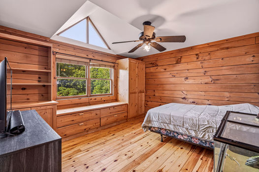 1261GouverneurDr-88