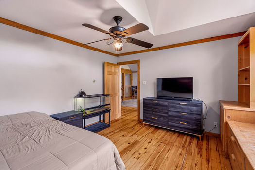 1261GouverneurDr-89