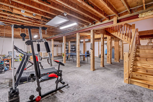 1261GouverneurDr-93