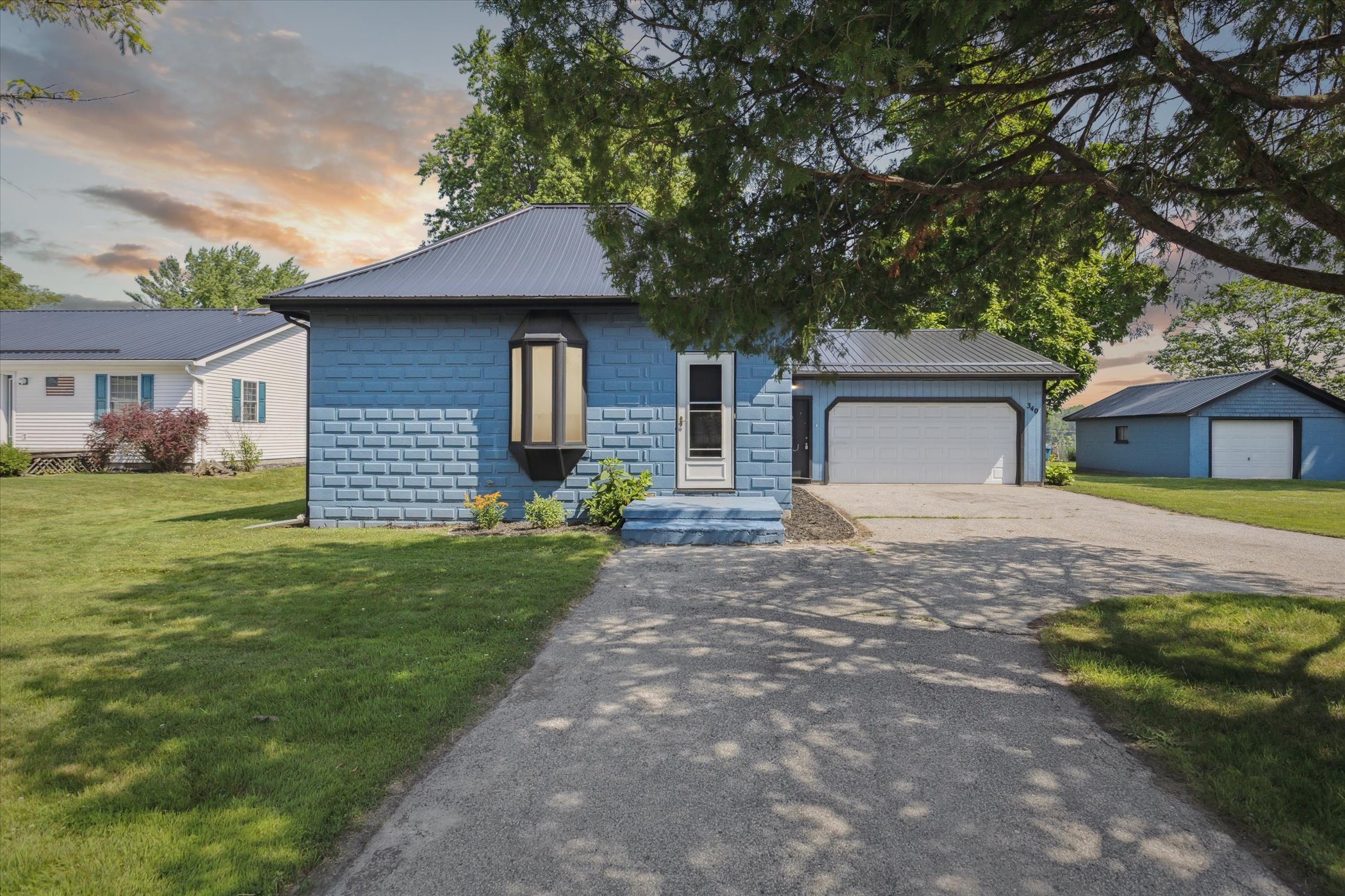 01-340-W-Brown-St-Beaverton-MI-48612-WindowStill-DTN-01