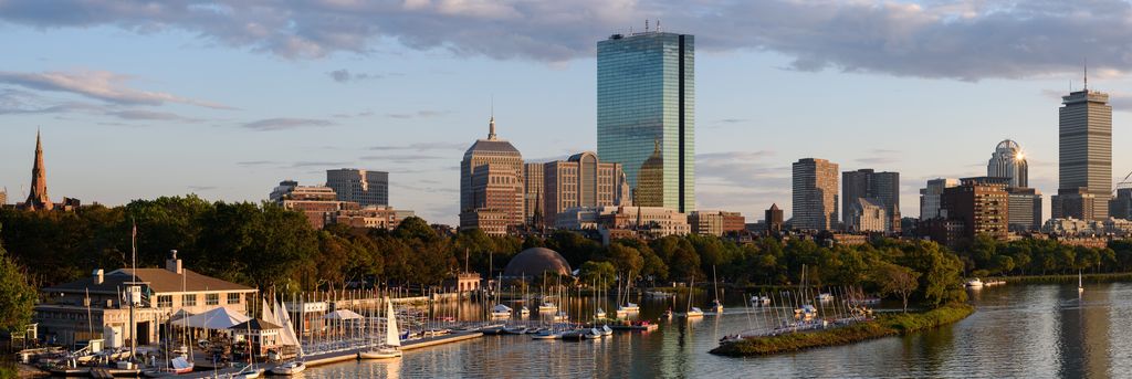 Boston_skyline_from_Longfellow_Bridge_September_2017_panorama_2