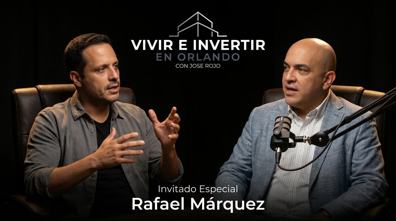 Rafael Márquez conversando con José Rojo en podcast sobre estrategias financieras y de seguros para inmigrantes en Estados Unidos