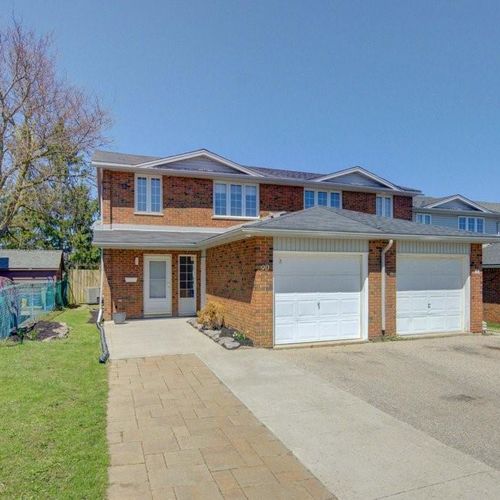 Freehold End Unit Townhouse for Sale in Kitchener Ontario | 90 Ralgreen Crescent