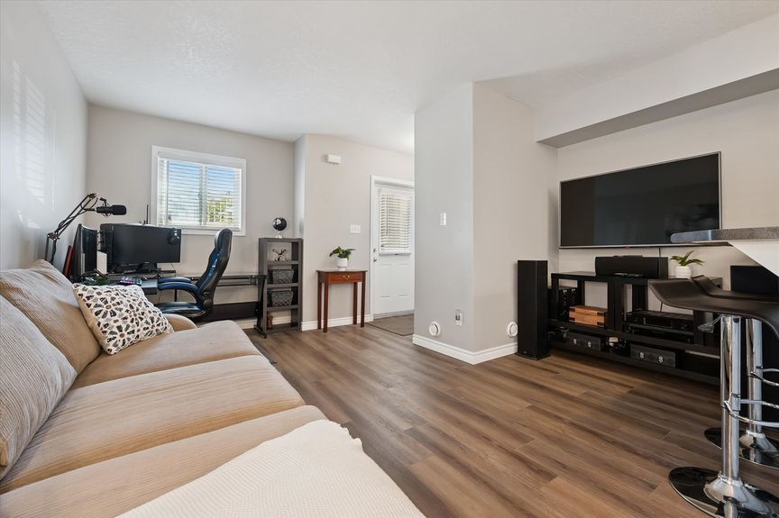 08-Howe Dr Unit 9D 010