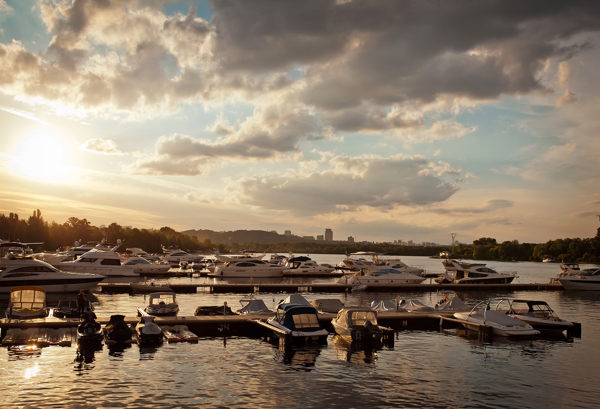 expensive-yachts-at-sunset-2025-01-16-12-56-23-utc