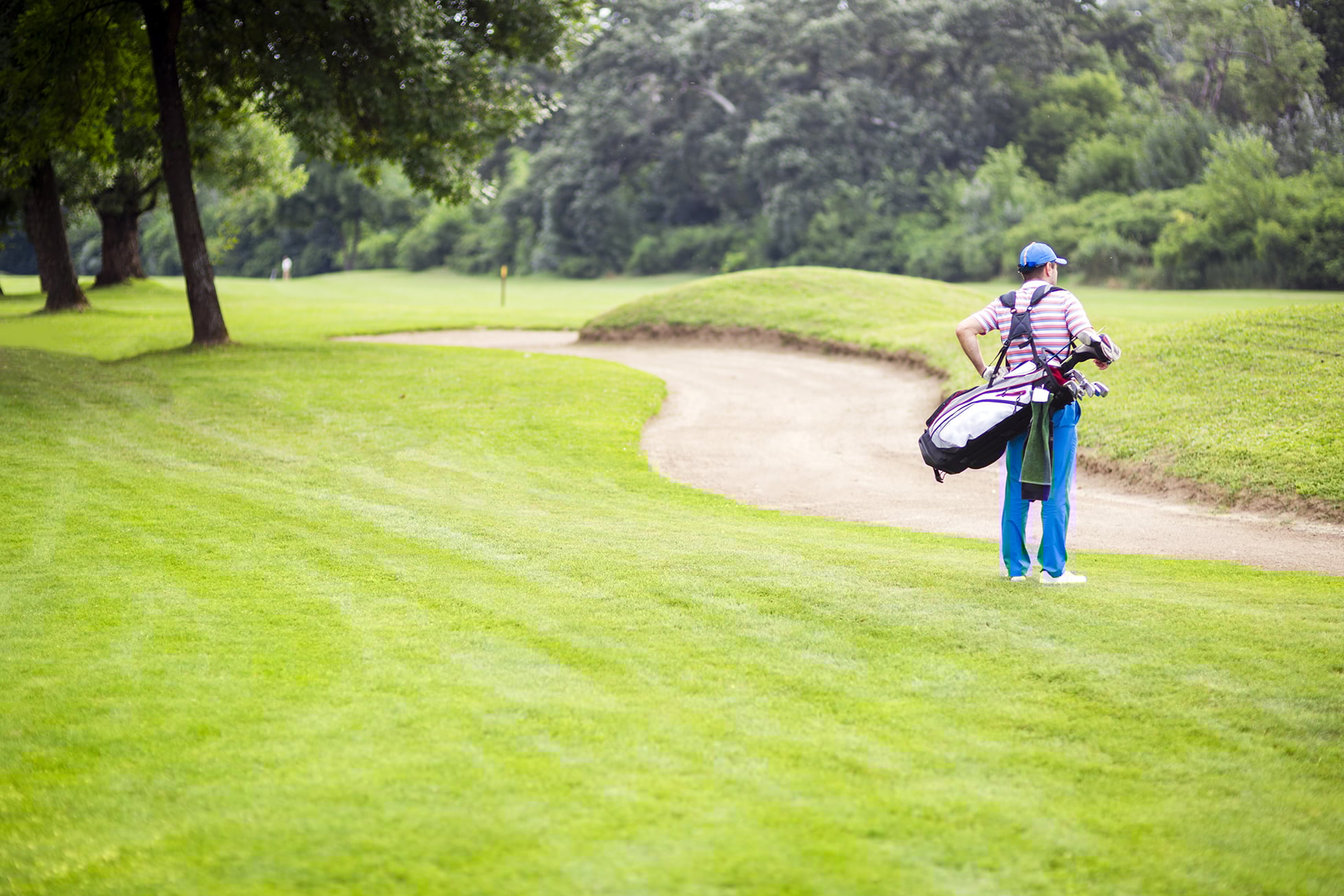 golfer-carrying-his-equipment-2025-03-17-13-49-53-utc