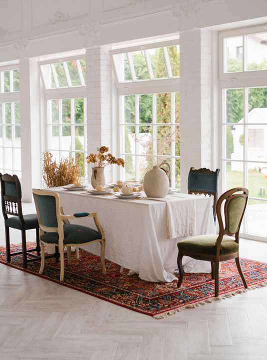 table-et-for-thanksgiving-with-vintage-chairs-of-d-2023-11-27-05-04-09-utc