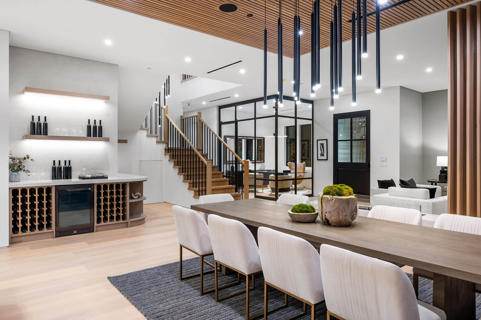 modern-dining-room-with-elegant-interior-design-2024-10-23-22-33-11-utc (1)