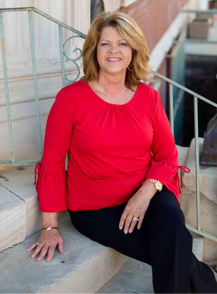 Lisa Davis Headshot 1 (1)