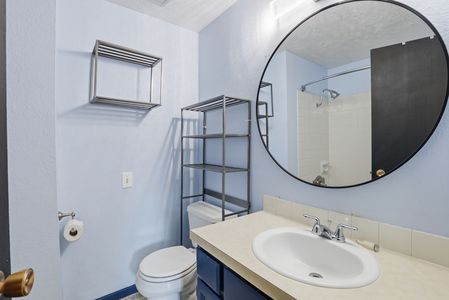 22_6422 e 17th ave