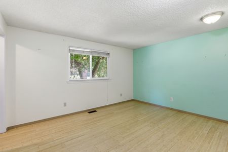 24_6422 e 17th ave