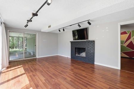 28_6422 e 17th ave