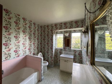 718 3rd Bath 1 Before