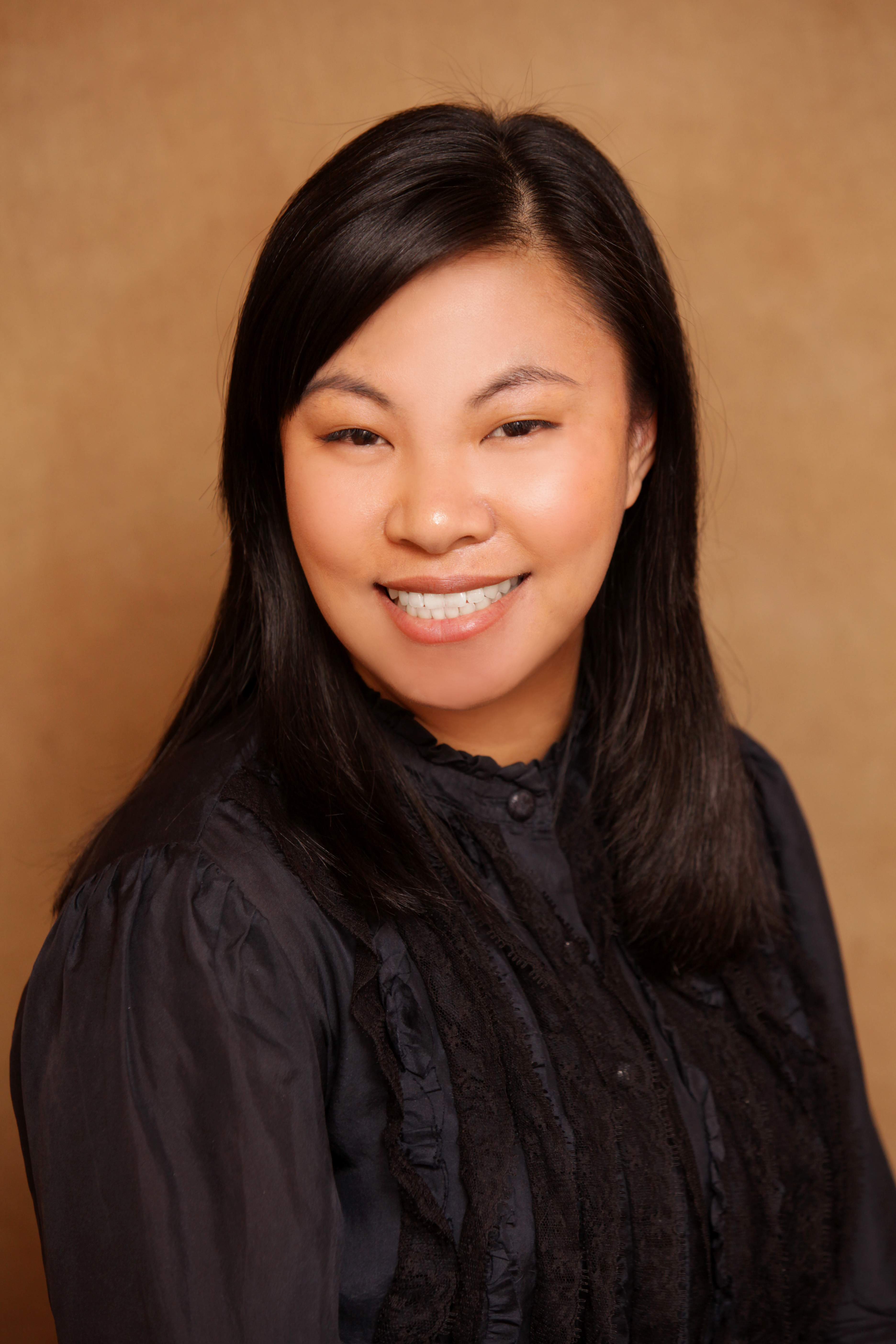 Headshot Lisa Vo (1)