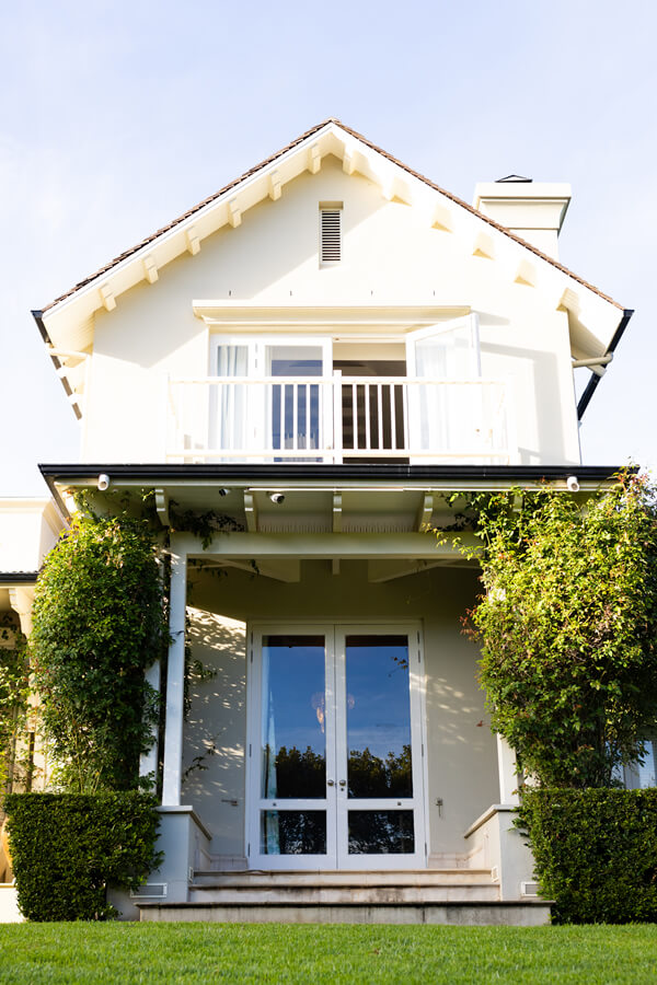 modern-house-with-white-facade-and-greenery-showc-2024-09-18-18-31-04-utc (1)