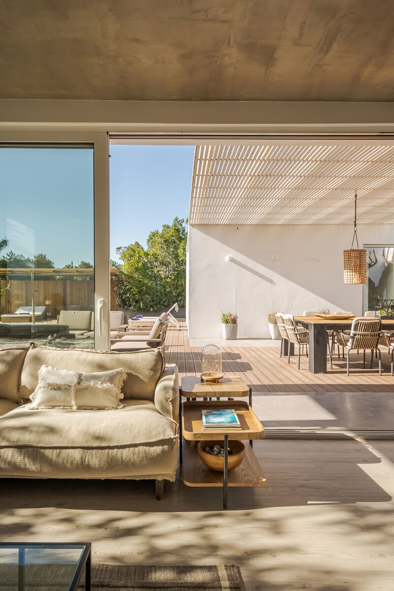 modern-villa-with-pool-and-deck-with-interior-2024-10-18-05-43-45-utc (1)