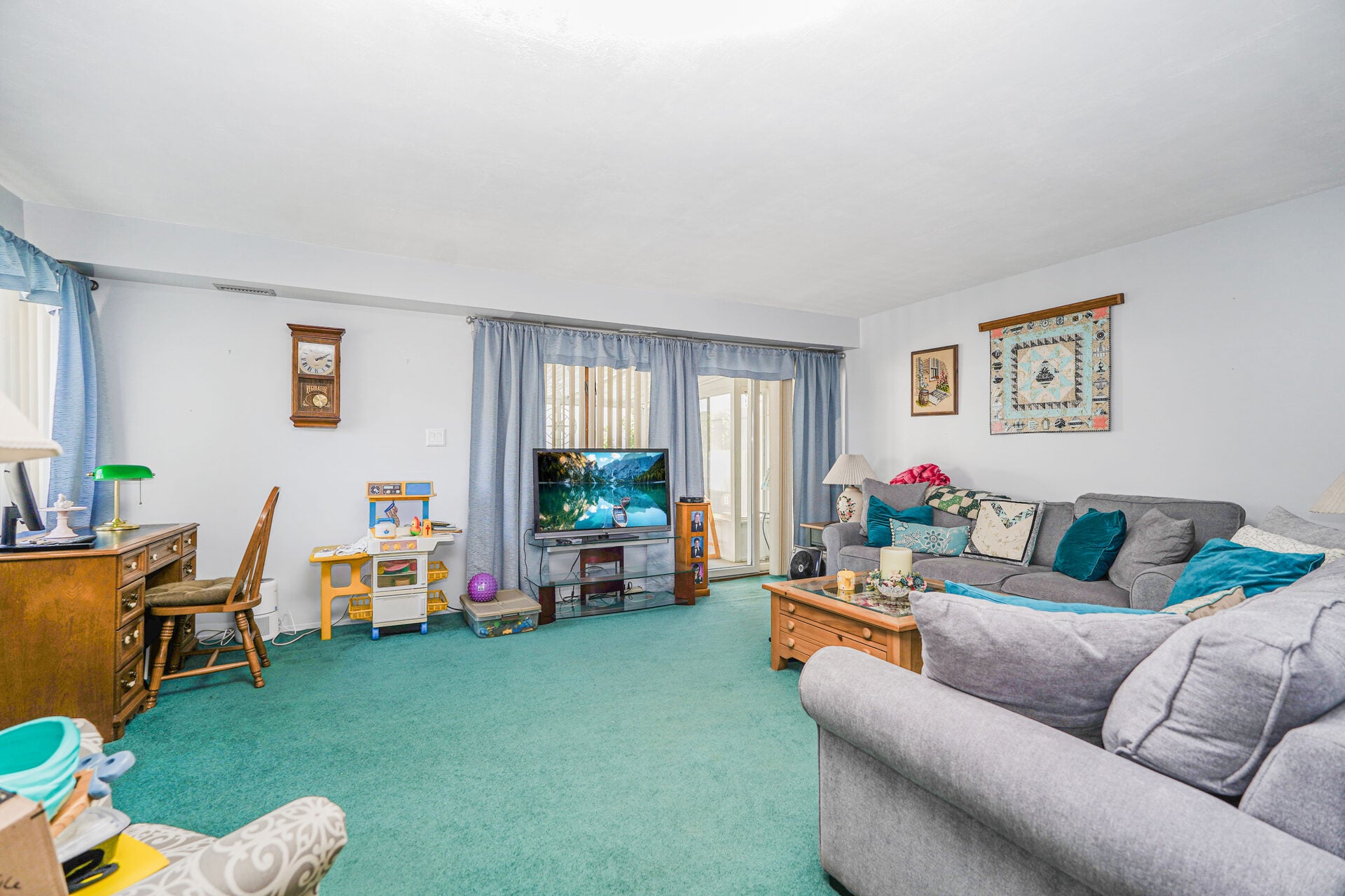 20 Kyle Court Living Room