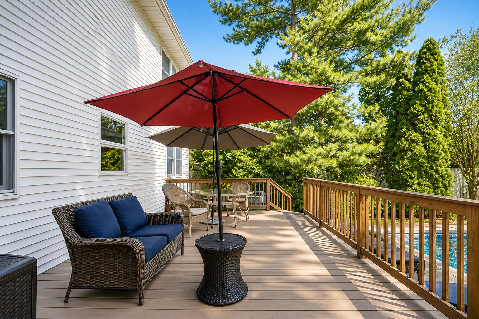 4816 Hylan Boulevard Annadale Backyard Deck With Umbrella
