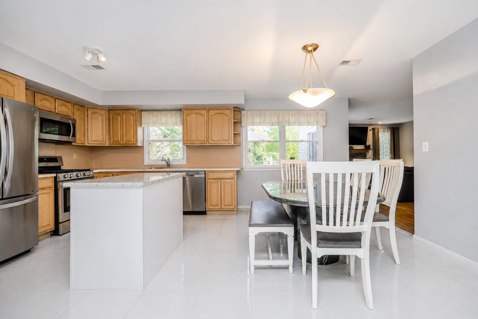 4816 Hylan Boulevard Annadale Eat-In Kitchen With Center Island
