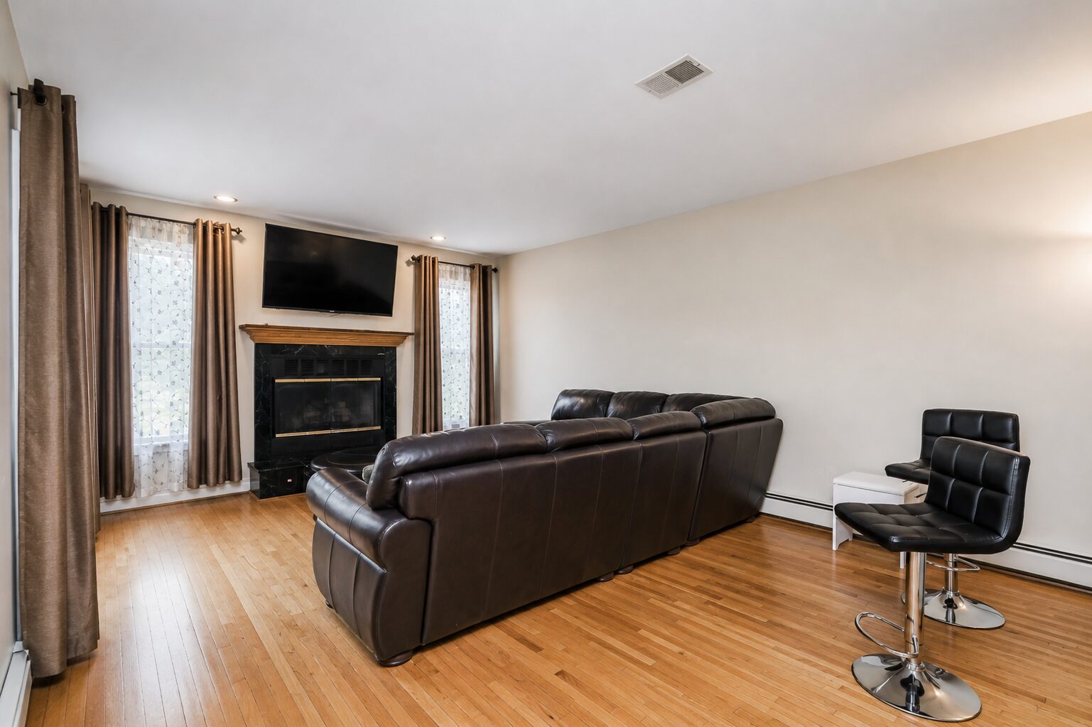 4816 Hylan Boulevard Annadale Family Room With Fireplace