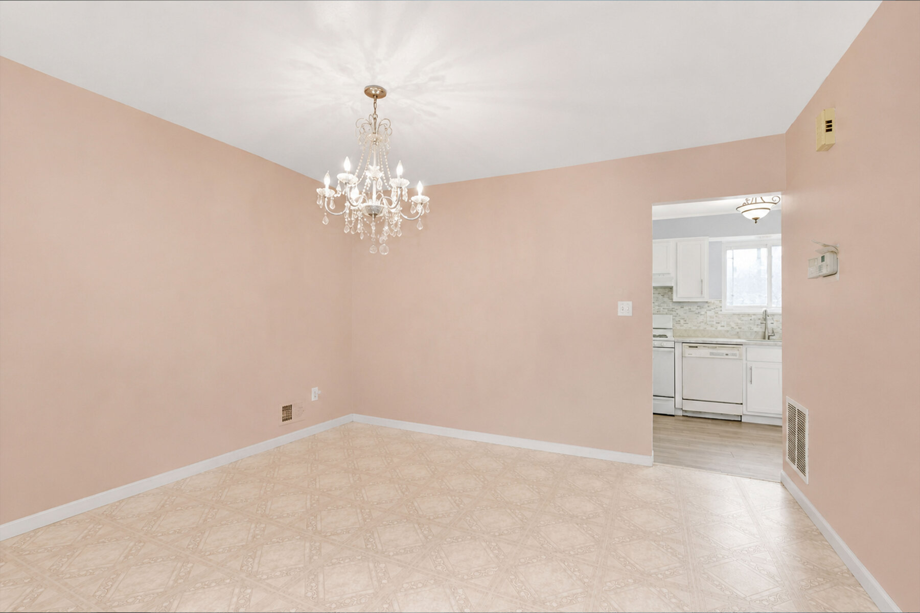 29 Wood Court Dining Room With Crystal Chandelier