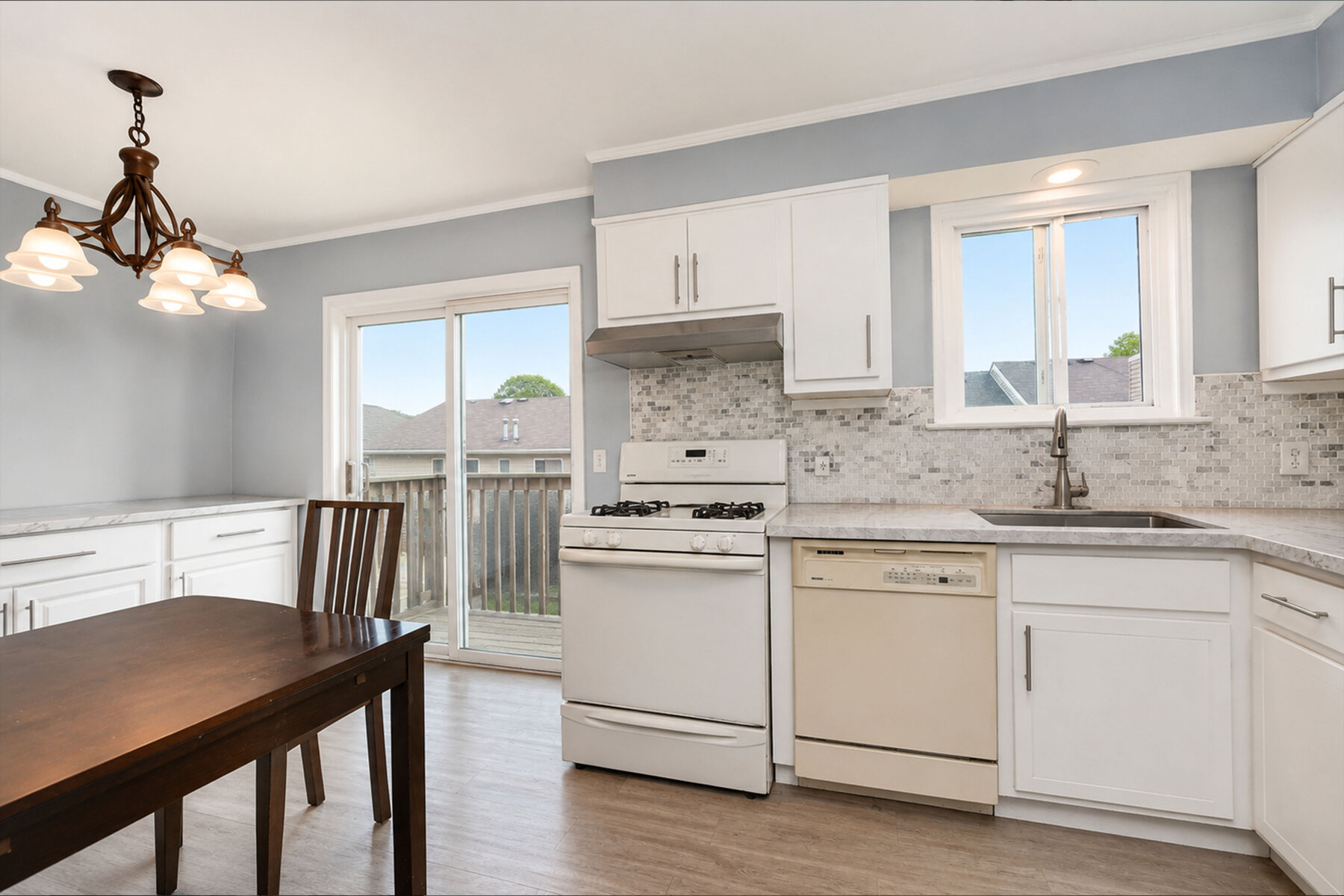 29 Wood Court Eat-In Kitchen With Slider To Upper Deck