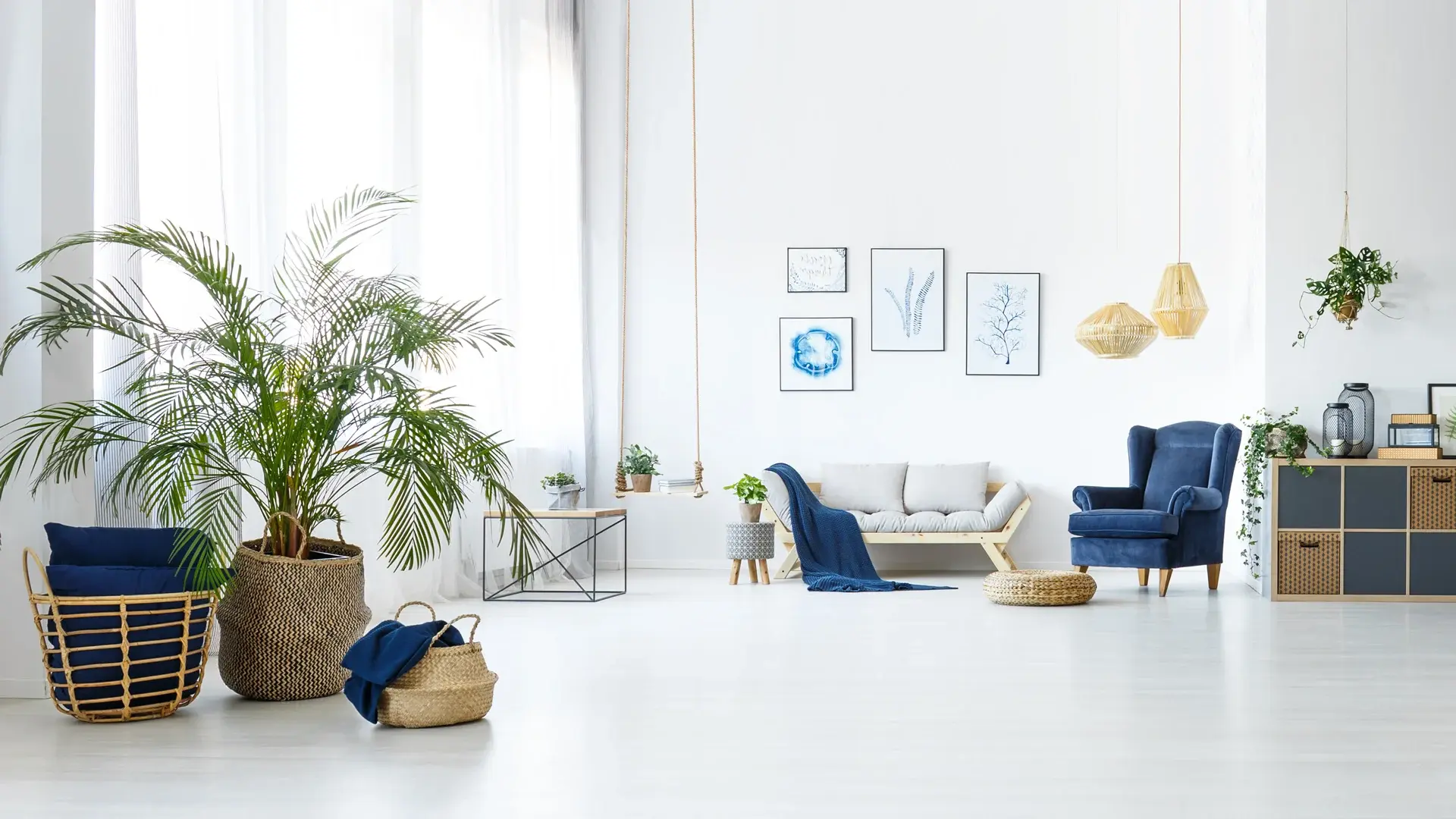 TegetandWhiteRoom
