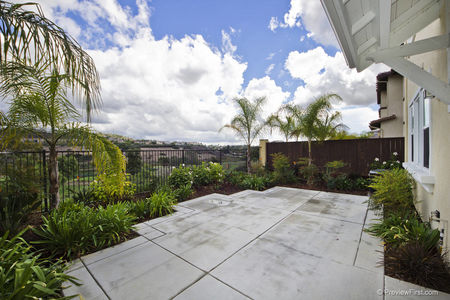 25_5244580_40602-_125