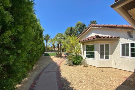 Reposo - side yard